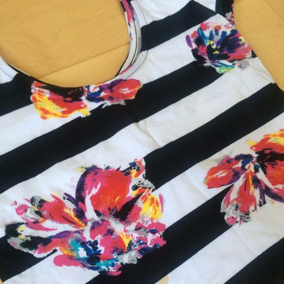 Floral Stripe Crop Top - Picture 2 of 4